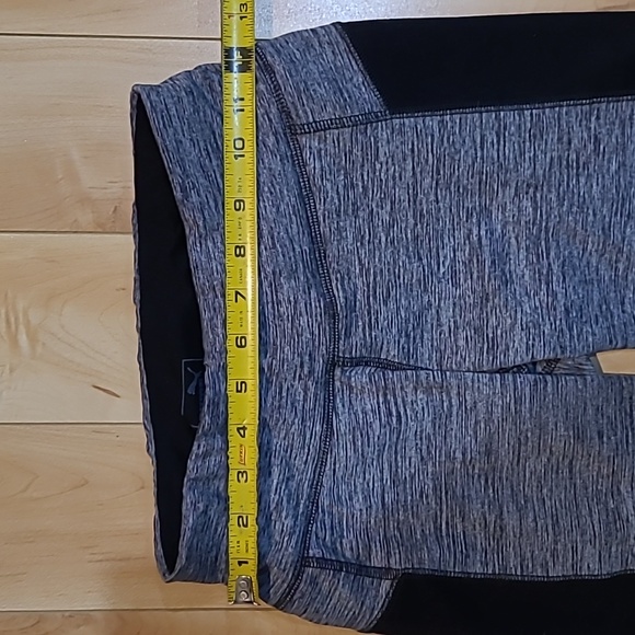 Puma women's size small gray and black capris - Picture 5 of 5